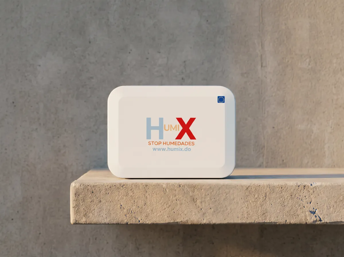 Sistema HUMIX instalado en la pared de una vivienda en Azua